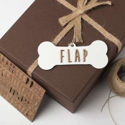 KIT 1 OSSO DE 9 CM EM BRANCO COM LETRAS EM COR DE MADEIRA